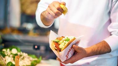 Zubereitung eines Döner in der vegetarischen Variante