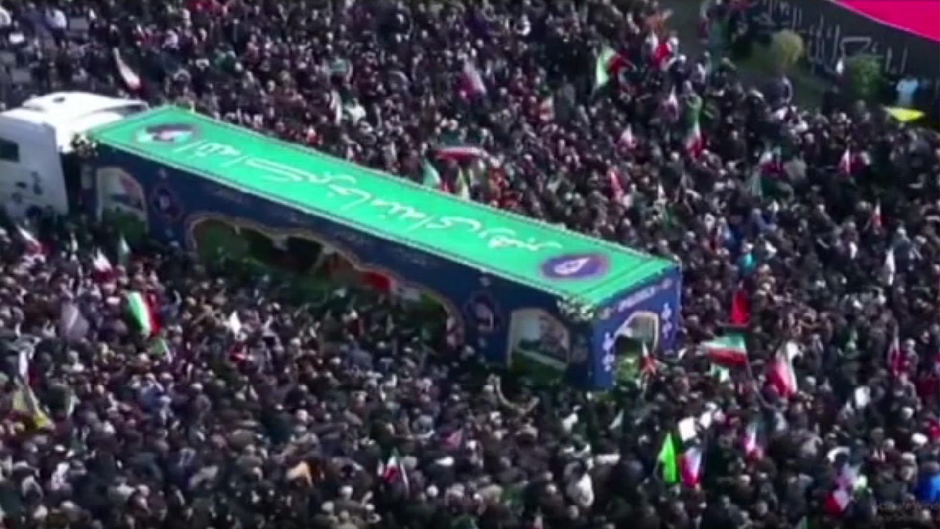 Das Video-Still zeigt einen Trauerzug auf dem Enghelab-Platz in Teheran. | Reuters