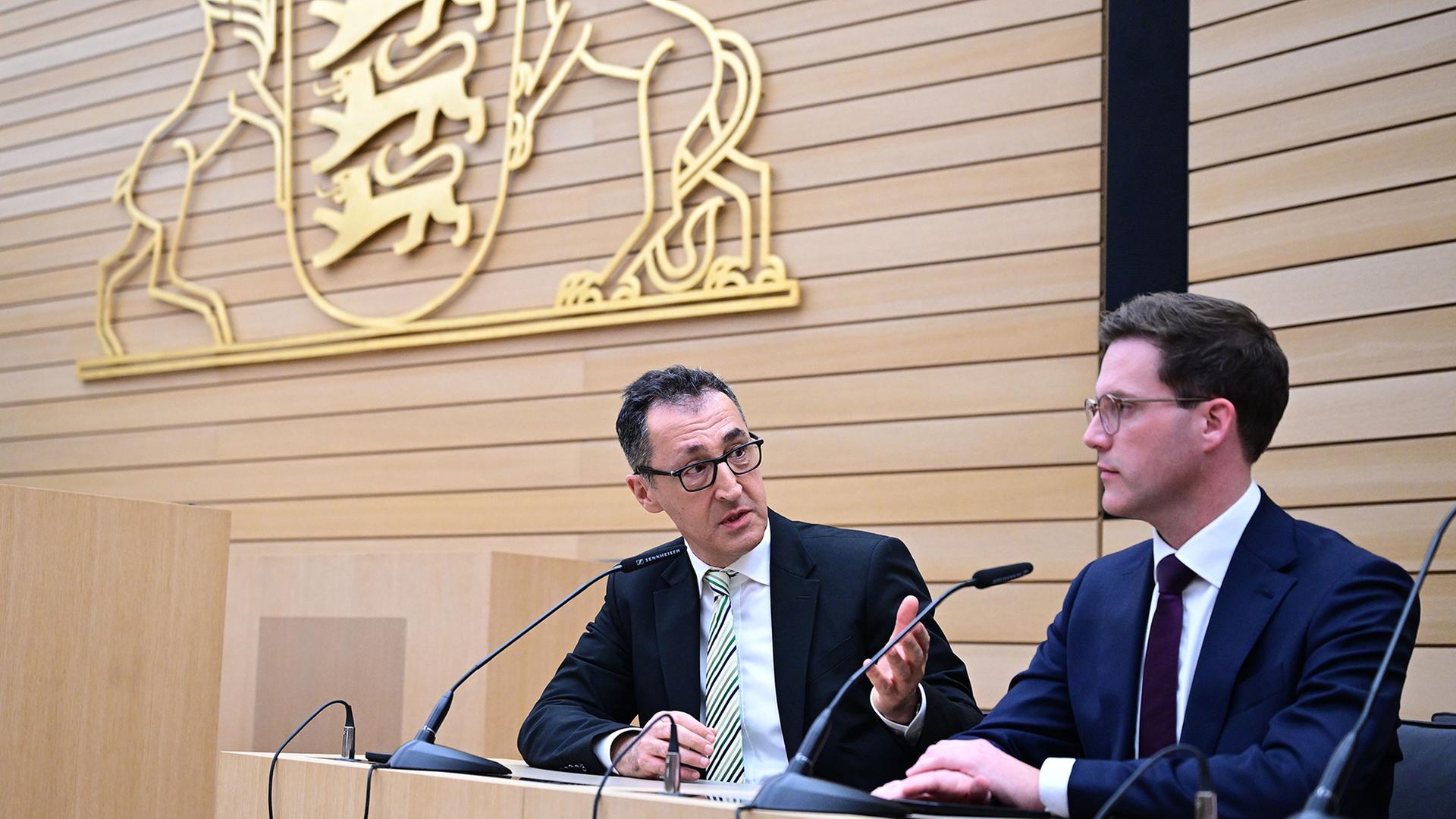 Cem Ãzdemir und Manuel Hagel sitzen im baden-wÃ¼rttembergischen Landtag. | Bernd WeiÃbrod/dpa