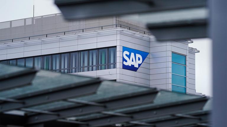 Das SAP-Logo an der Konzernzentrale in Walldorf.
