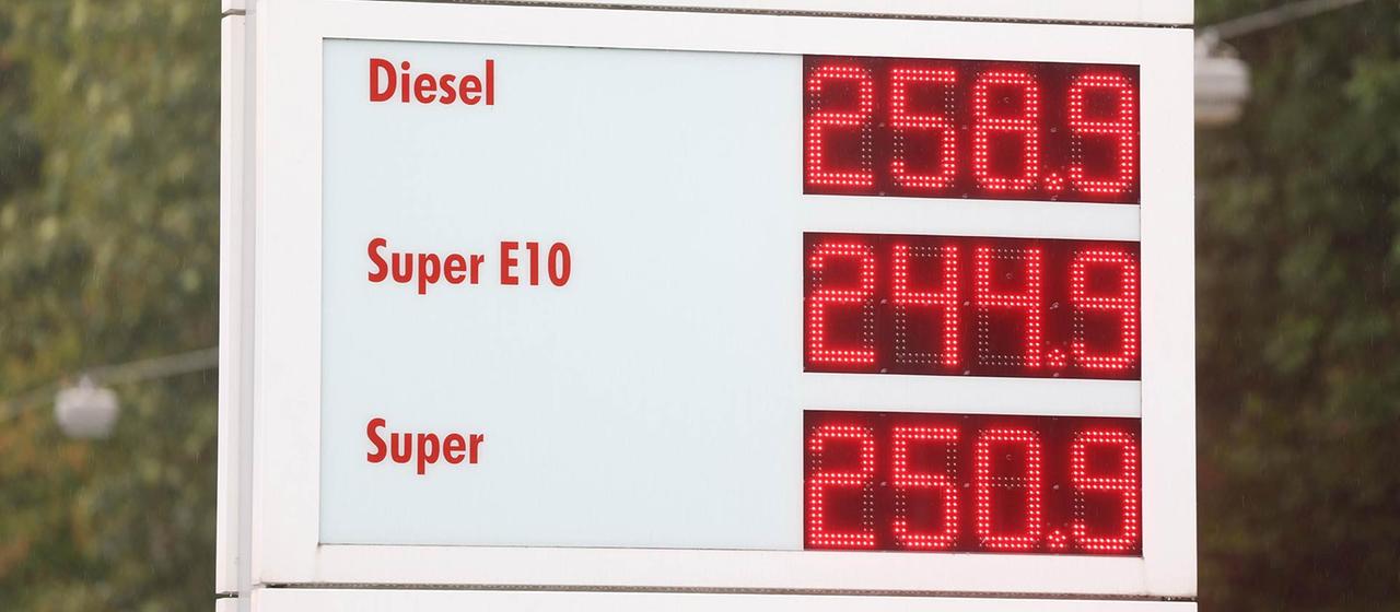Kraftstoffpreise auf einer Anzeigetafel an einer Tankstelle.