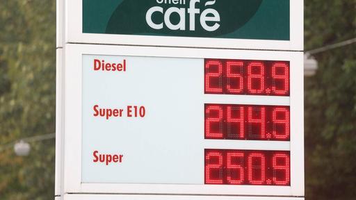 Kraftstoffpreise auf einer Anzeigetafel an einer Tankstelle.
