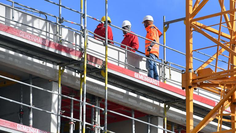 Bauarbeiter auf einer Grossbaustelle.