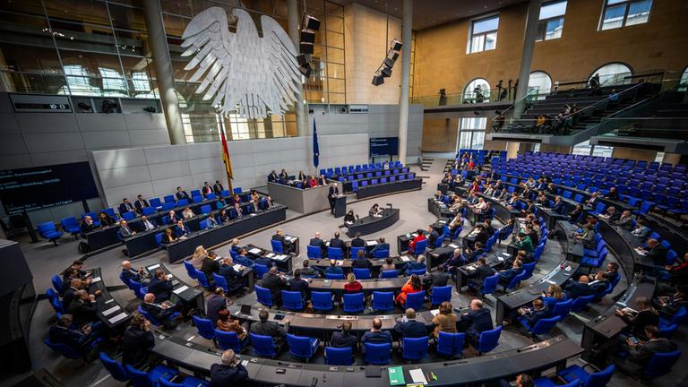 Die Parlamentarier im Bundestag verfolgen die Debatte zum Auftakt der Haushaltswoche.