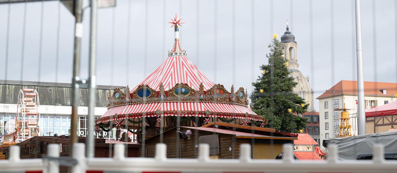 Ein Bauzaun umgibt einen im Bau befindlichen Weihnachtsmarkt.