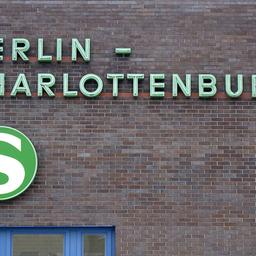 25.04.2022, Charlottenburg, Stuttgarter Platz, Berlin, Am Bahnhof Berlin Charlottenburg befindet sich das Logo der S Bahn.