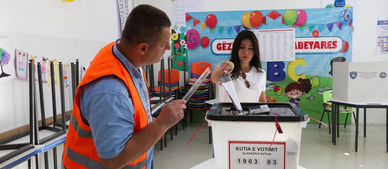 Eine Frau gibt bei der Parlamentswahl im Kosovo ihre Stimme ab