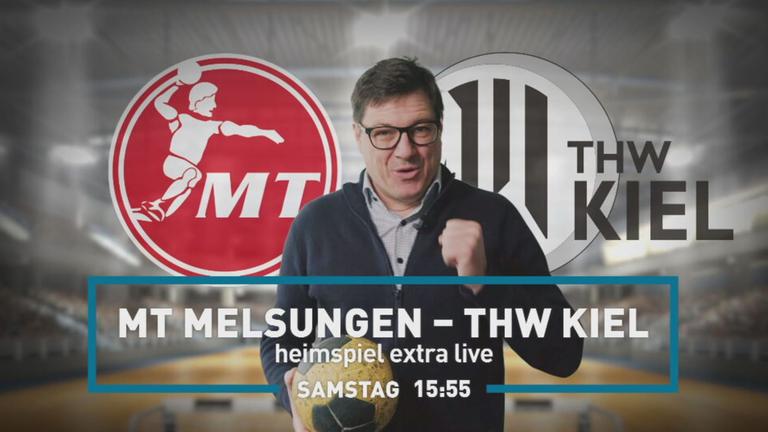 Die Wappen der MT Melsungen und THW Kiel im Hintergrund. Davor steht Reporter Florian Naß.