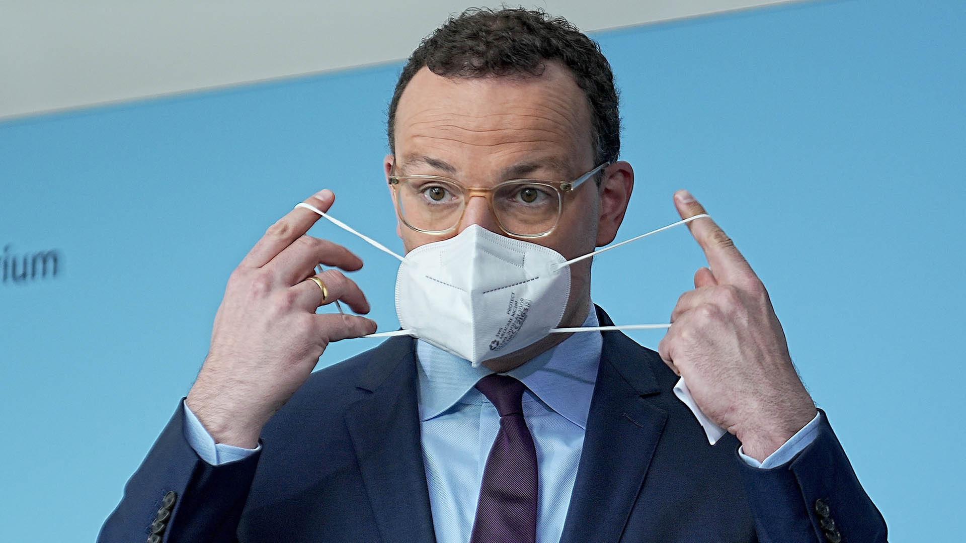 Jens Spahn setzt eine Maske auf. (Archivbild: 22.09.2021) | picture alliance/dpa