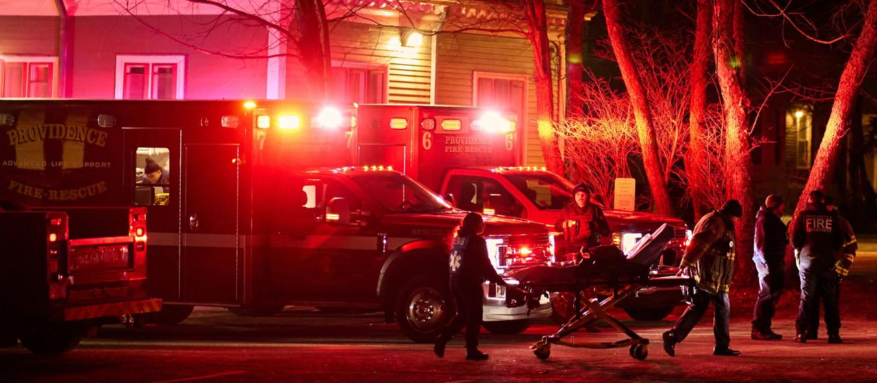 Einsatzkräfte fahren eine Trage.