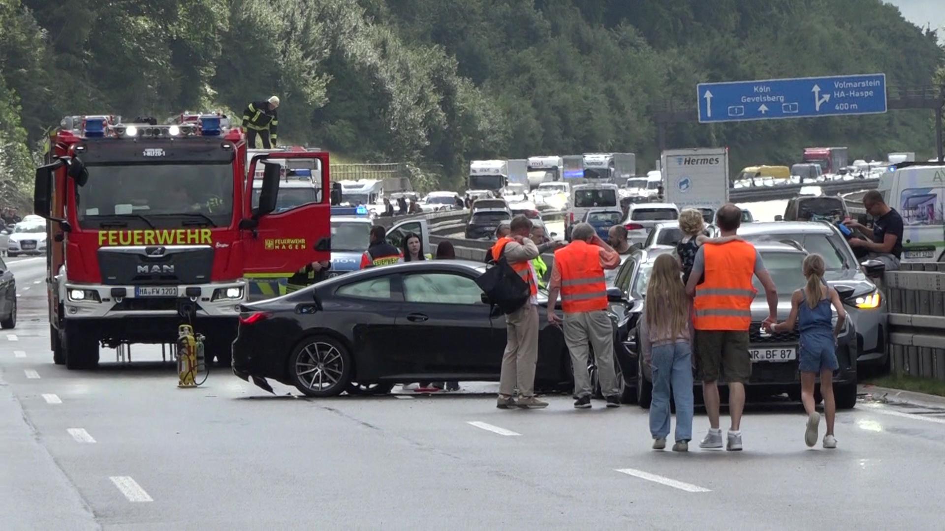 Massenkarambolage auf der A1 - acht Verletzte und 500.000 Euro Schaden