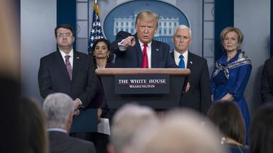 US-Präsident Trump gestikuliert bei einer Pressekonferenz zum Kampf gegen das Coronavirus.