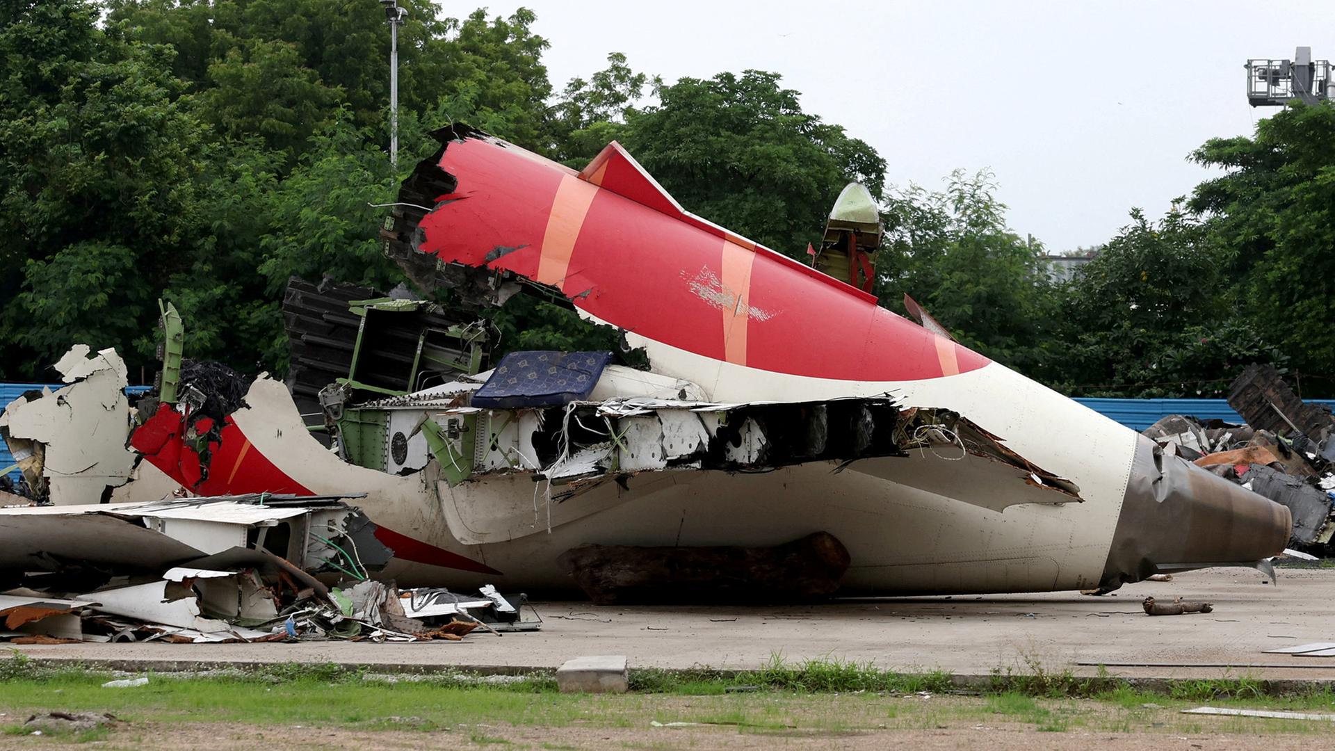 Wrackteile der Boeing 787-8 Dreamliner-Maschine von Air India liegen auf offenem Gelände in Ahmedabad, Indien. | REUTERS