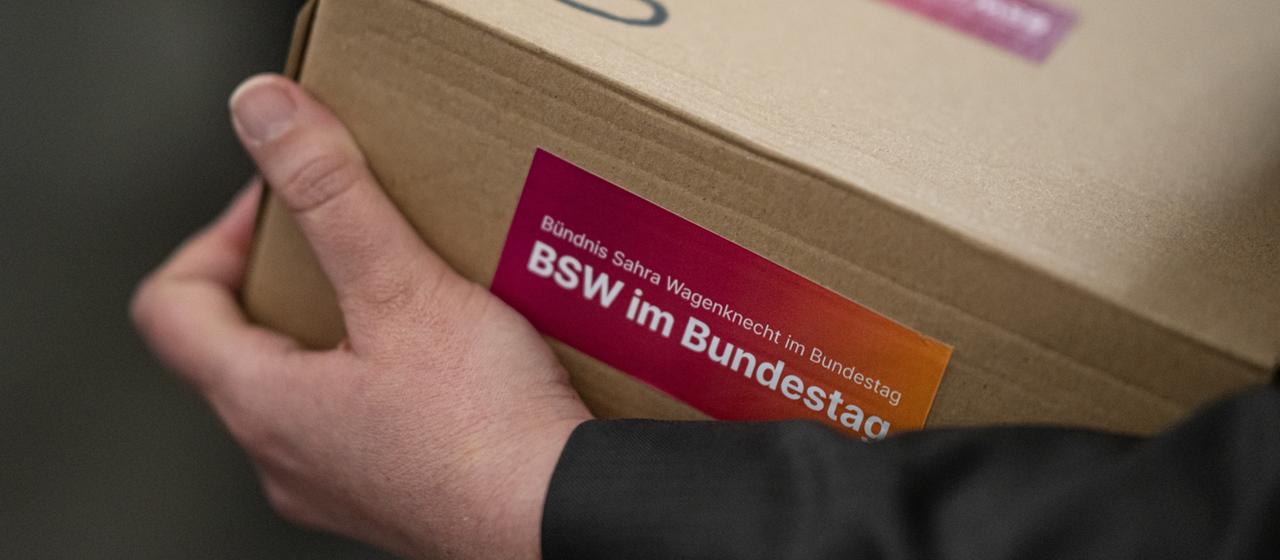 Unterlagen für den Wahleinspruch des BSW für die Bundestagswahl mit einem Aufkleber 