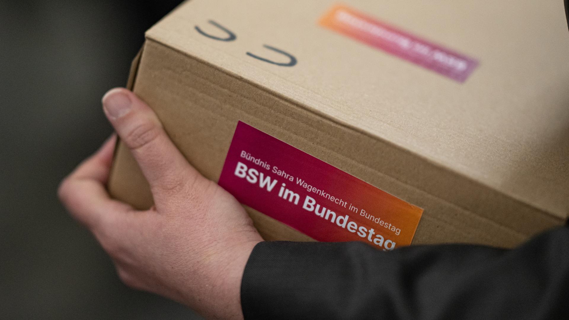 Unterlagen für den Wahleinspruch des BSW für die Bundestagswahl mit einem Aufkleber 