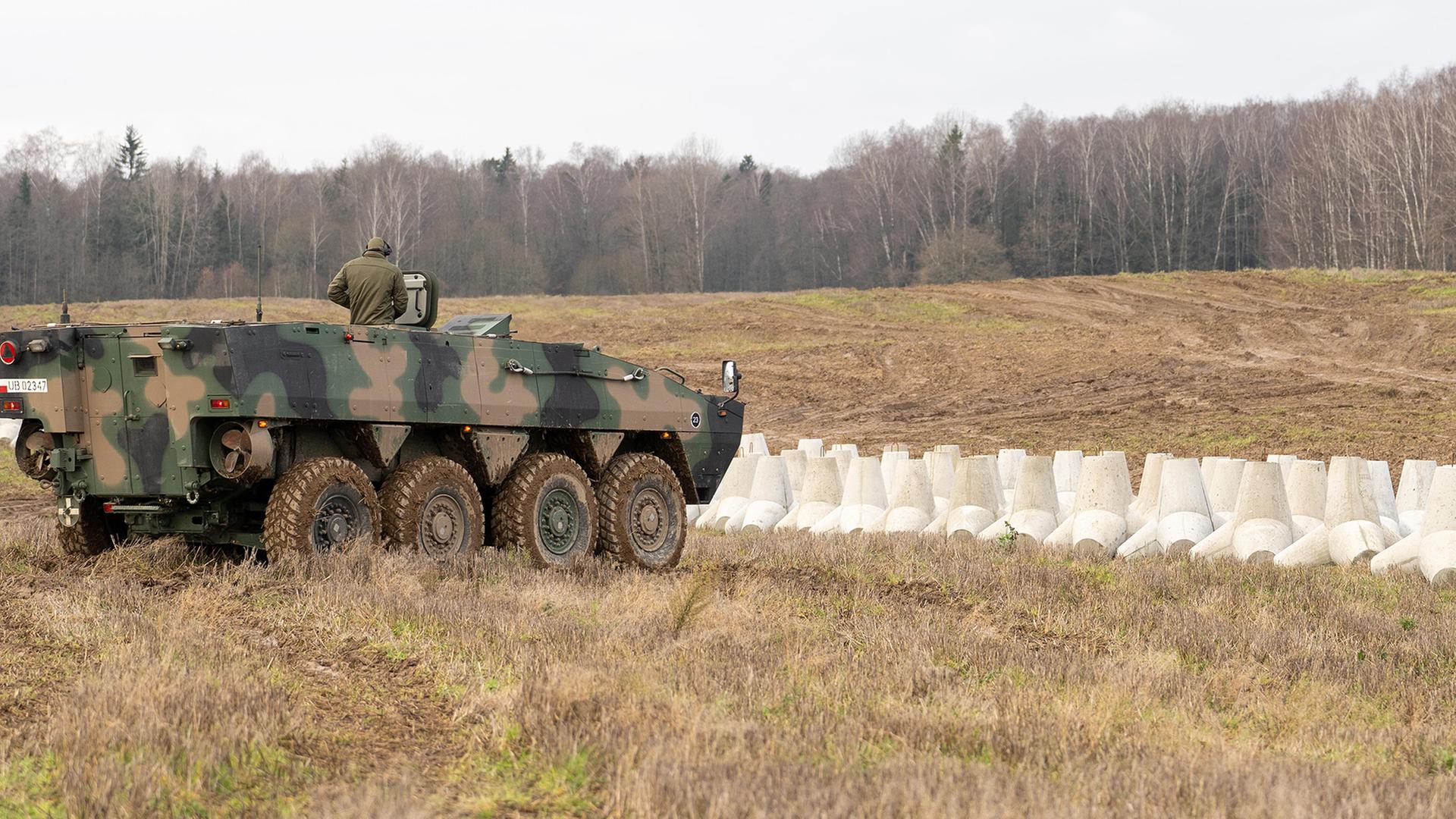 Ein Panzer neben Betonbarrieren an der polnischen Grenze zu Russland in Dabrowka sind. | picture alliance / Sipa USA
