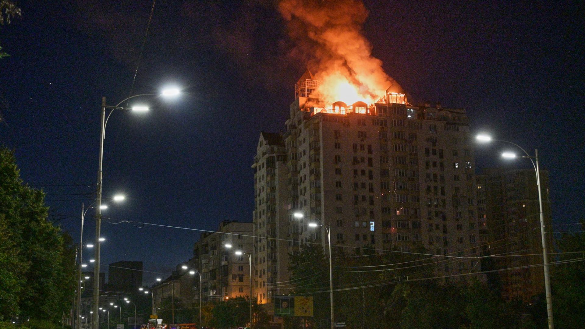 Ein brennendes Hochhaus in Kiew. | AP Photo/Danylo Antoniuk
