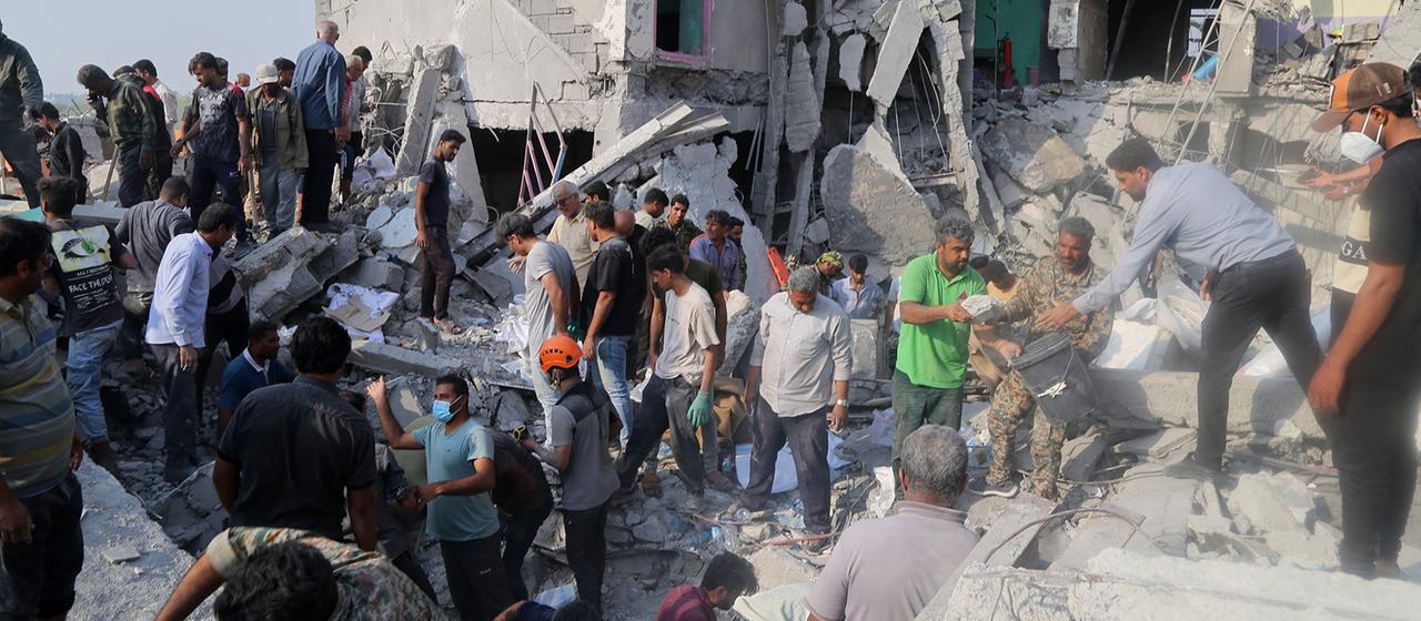 Rettungskräfte und Anwohner durchsuchen die Trümmer einer Schule in Minab.
