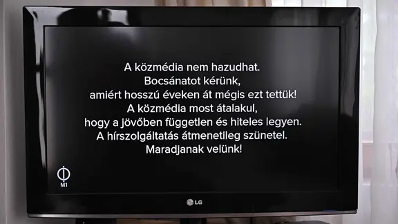Eine Meldung auf einem Fernseher in Ungarn.