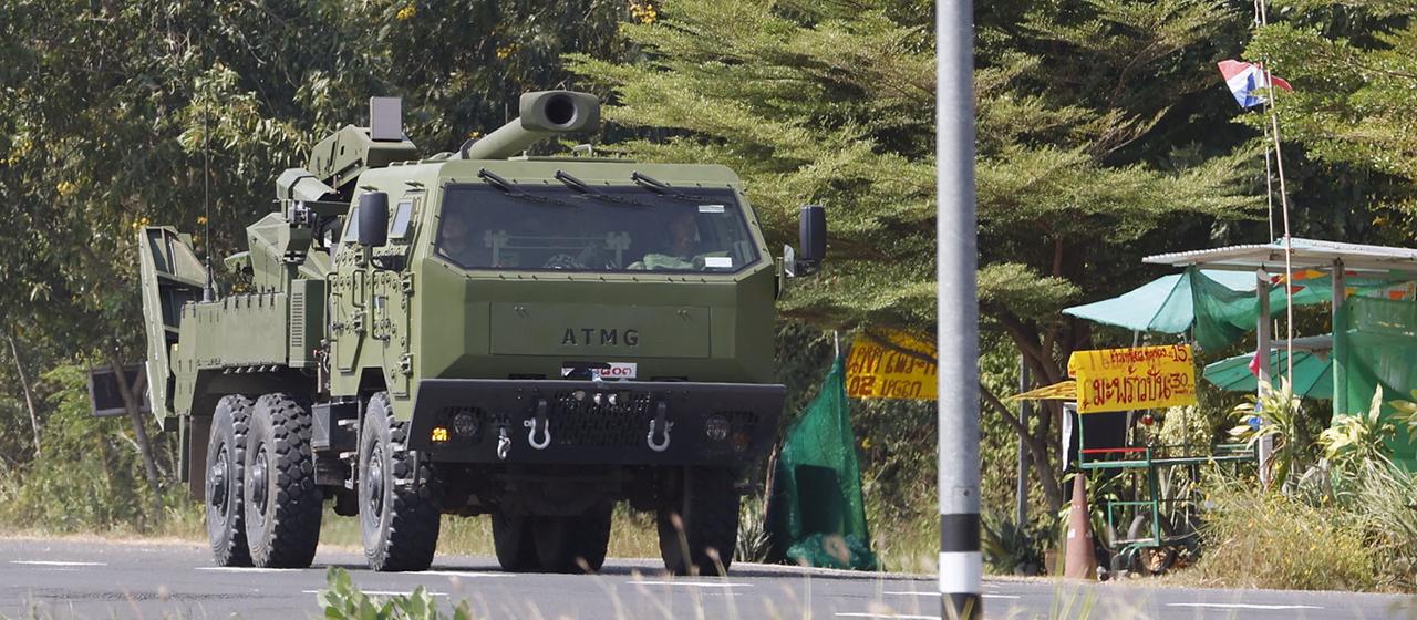 Ein thailändisches Militärfahrzeug steht auf einer Straße.
