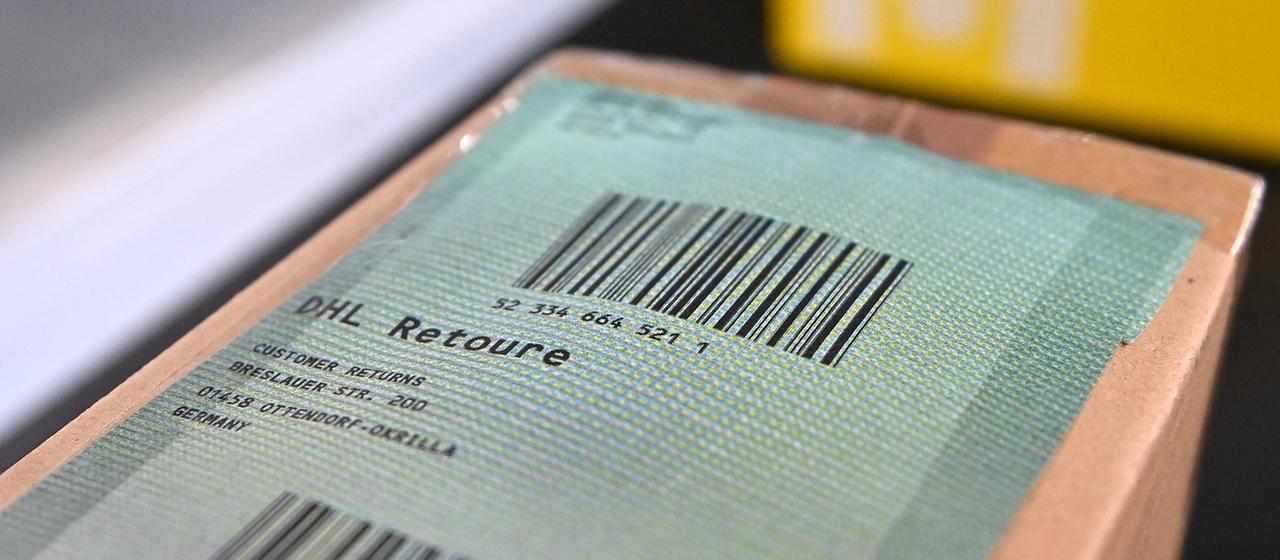 Retourenaufkleber auf einem Paket.