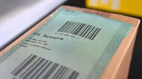 Retourenaufkleber auf einem Paket.
