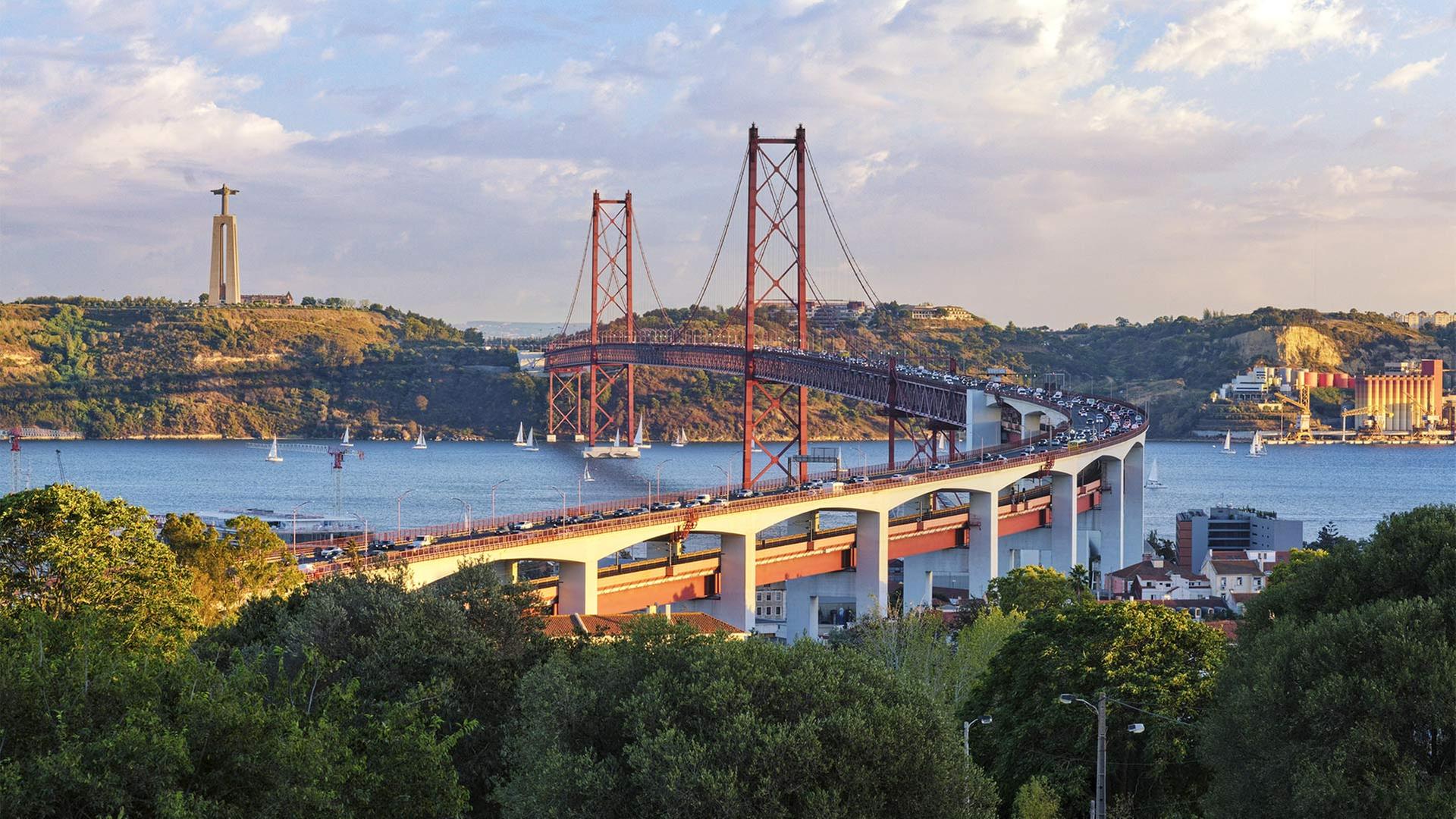 Lissabon, der Fluss Tejo, die Brücke des 25. April und Christkönigsstatue. | picture alliance / imageBROKER