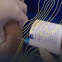 Eine Frau erhält eine Impfung im Universitätsklinikum Eppendorf.