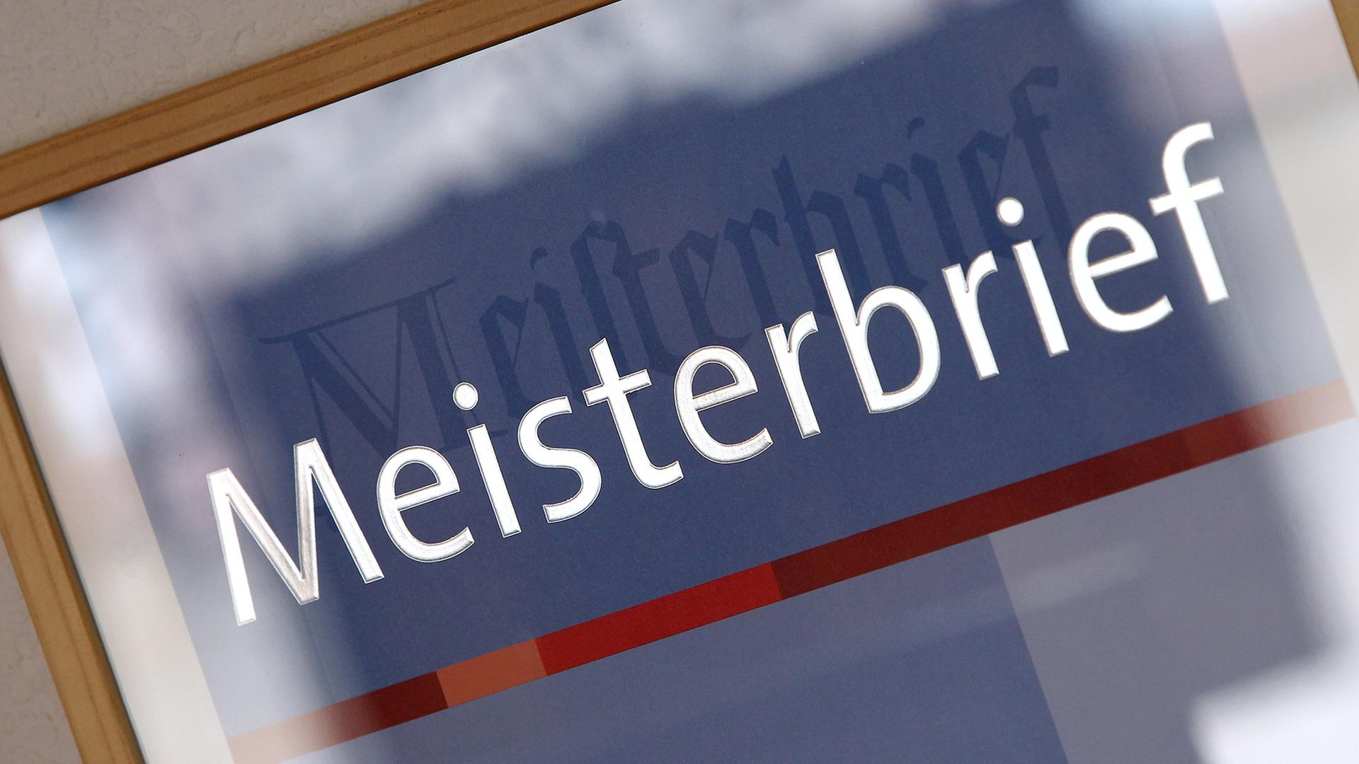 Ein Meisterbrief hinter einer Glasscheibe mit Rahmen. | dpa