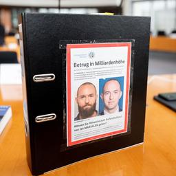 Ein Aktenordner mit Fahndungsfotos des früheren Wirecard-Finanzvorstands Jan Marsalek.