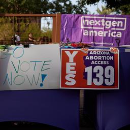 Poster zum Referendum über Abtreibungen hängen auf dem Campus der Arizona State University in Tempe, Arizona.