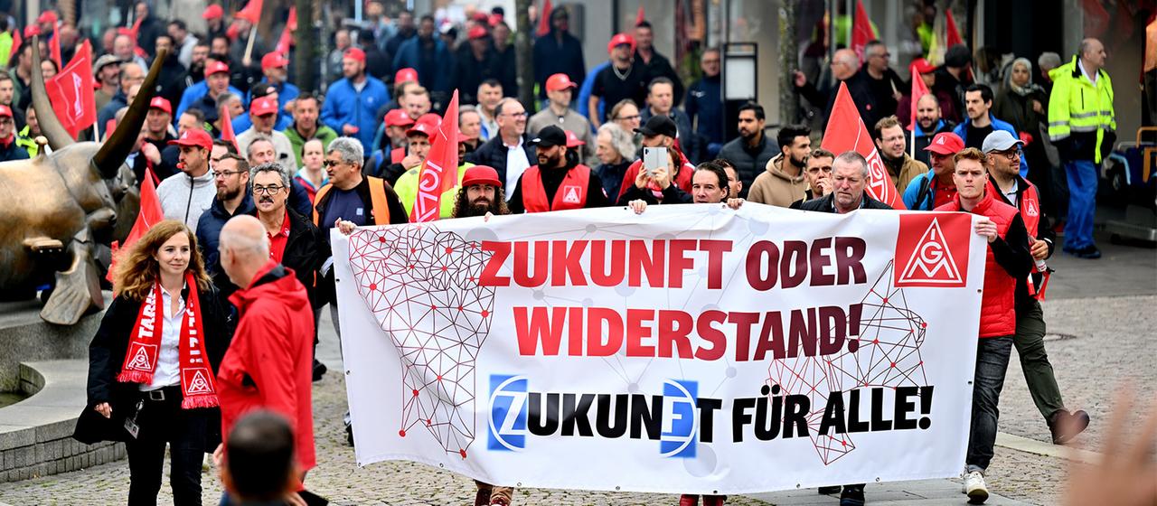 Hunderte Mitarbeiter des Automobilzulieferers ZF Friedrichshafen AG demonstrieren gegen den geplanten Stellenabbau.