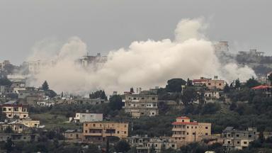 Rauch steigt auf nach einem israelischen Artilleriebeschuss auf das libanesische Grenzdorf Aita al-Shaab nahe Israel.