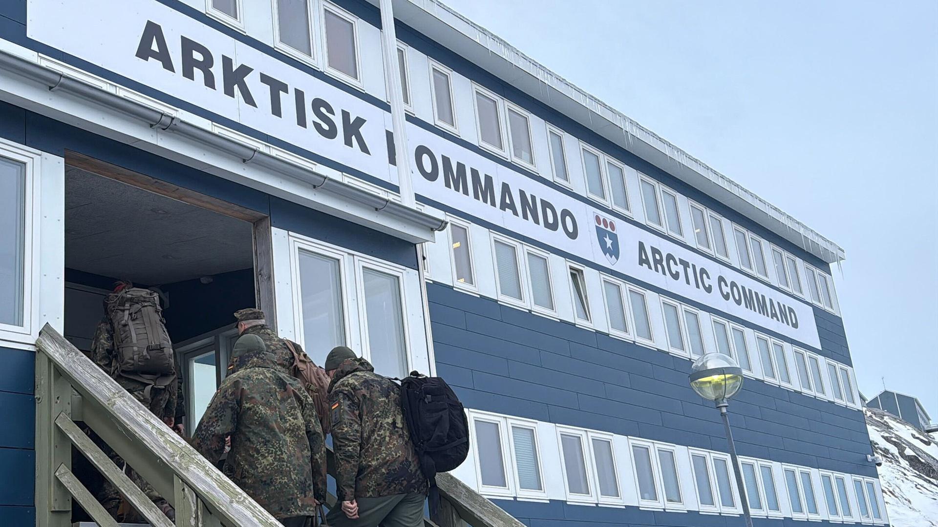 Soldaten der Bundeswehr betreten das Arktische Kommando in Nuuk, Grönland. | dpa