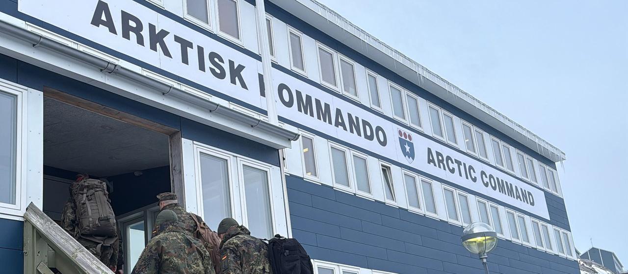 Soldaten der Bundeswehr betreten das Arktische Kommando in Nuuk, Grönland.