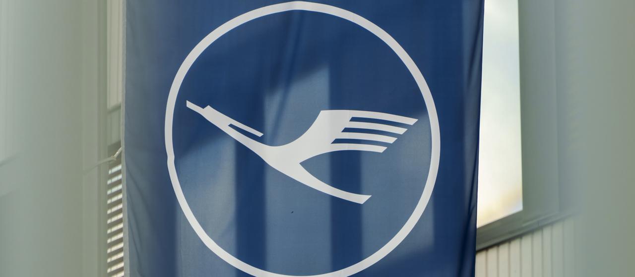 Das Lufthansa-Logo vor einem Gebäude des Unternehmens in Frankfurt/Main