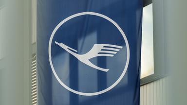 Das Lufthansa-Logo vor einem Gebäude des Unternehmens in Frankfurt/Main