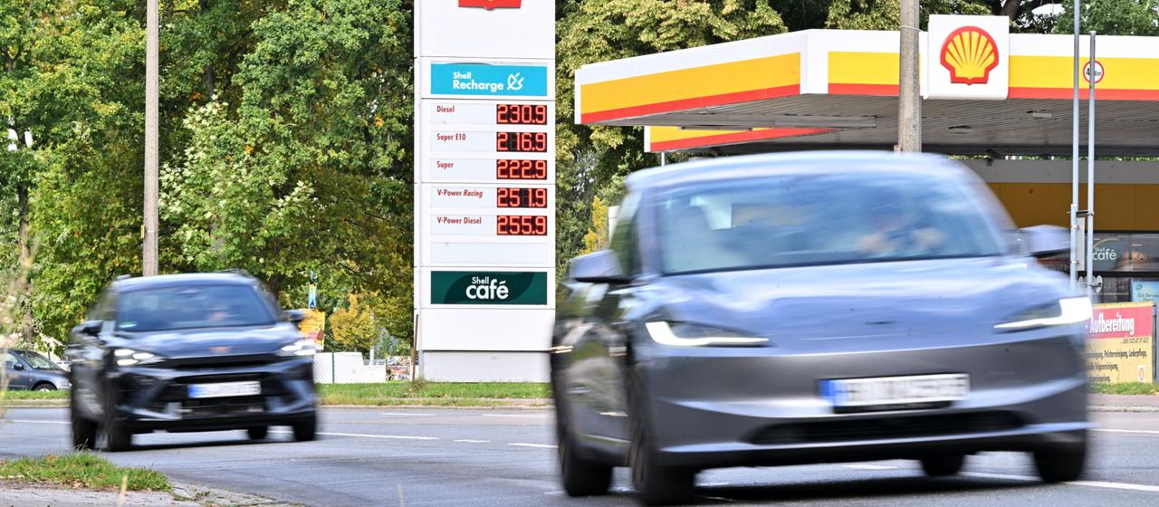 Auto vor Tankstelle