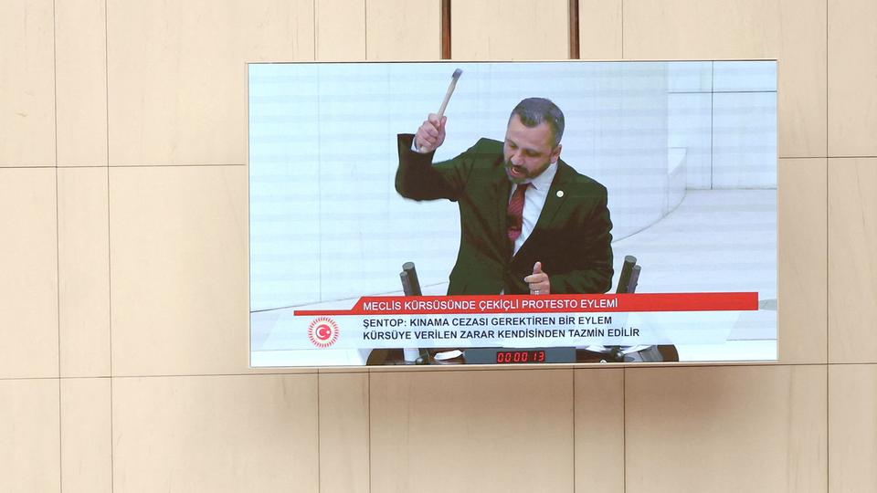 Der Oppositionsabgeordnete Burak Erbay zerschlug während seiner Rede demonstrativ sein Handy