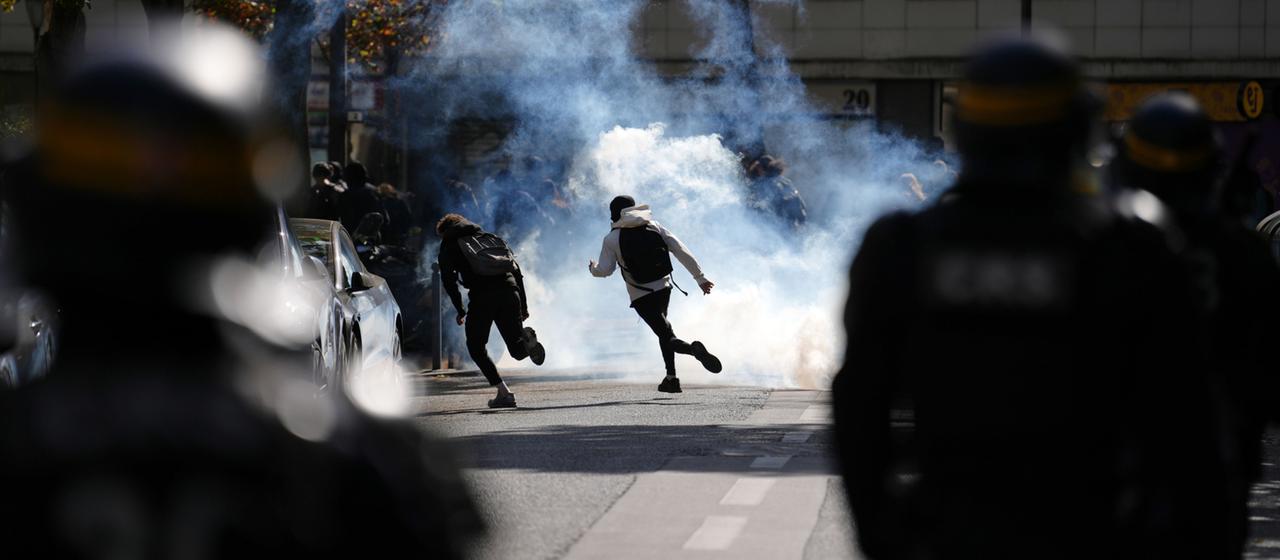 Protestierende in Frankreich rennen durch Rauch von Tränengas