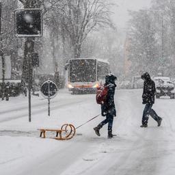 Bus im Schnee, Fußgänger mit Schlitten