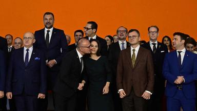 Gordan Grlic-Radman versucht Annalena Baerbock zu küssen, sie dreht sich weg. 