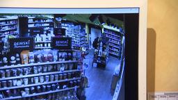 Auf einem Bildschirm ist das Bild einer Überwachungskamera zu sehen.