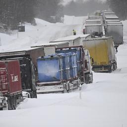 Zahlreiche Lastwagen stecken bei Linderöd in Südschweden fest