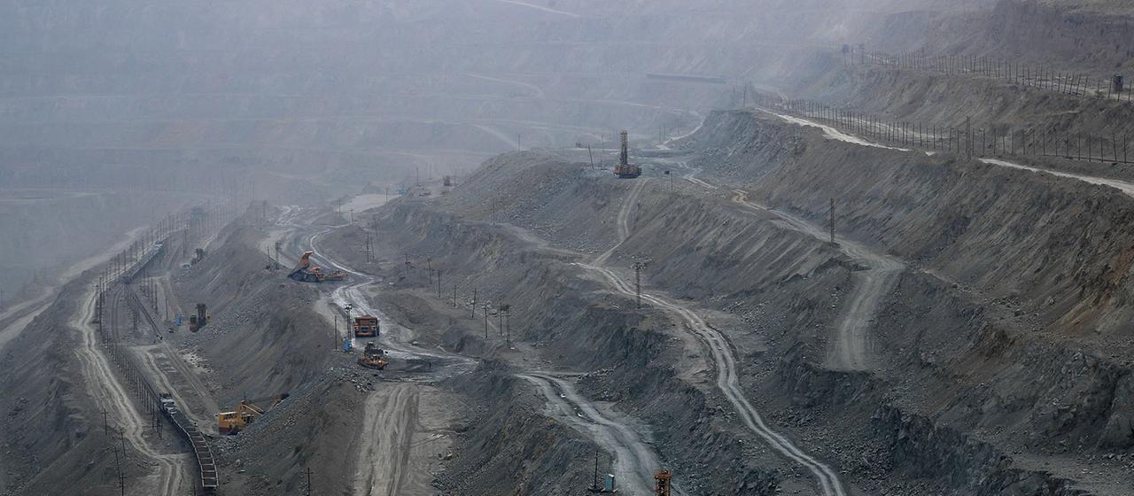  Blick auf den von Almalyksky betriebenen Kupfer-Tagebau Kalmakyr in Usbekistan.