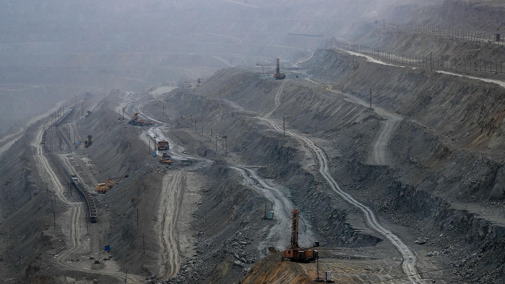  Blick auf den von Almalyksky betriebenen Kupfer-Tagebau Kalmakyr in Usbekistan. | picture alliance/dpa/TASS