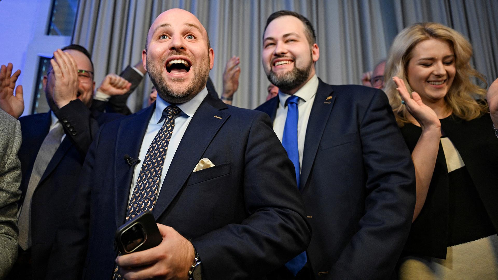  Markus Frohnmaier und AnhÃ¤nger reagieren in der LandesgeschÃ¤ftsstelle der AfD bei Bekanntgabe der ersten offiziellen Hochrechnung um 18 Uhr. | REUTERS