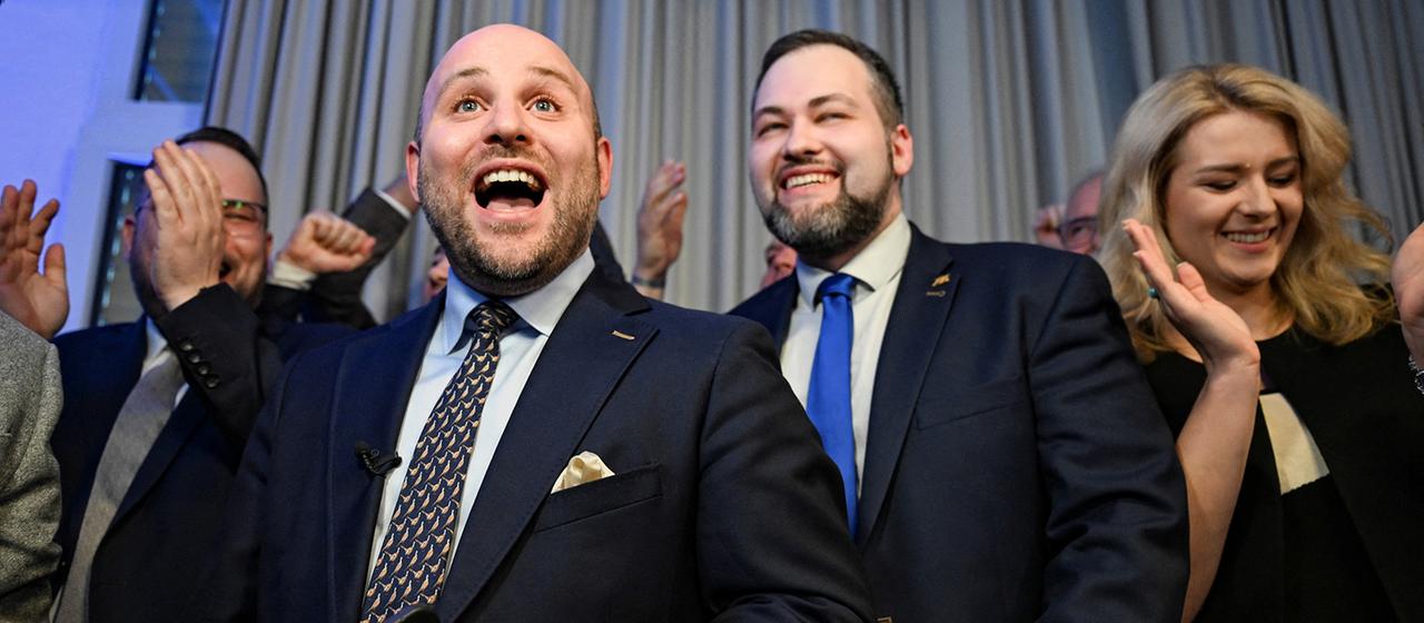  Markus Frohnmaier und Anhänger reagieren in der Landesgeschäftsstelle der AfD bei Bekanntgabe der ersten offiziellen Hochrechnung um 18 Uhr.