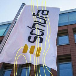 Eine Flagge mit dem Firmenlogo flattert vor dem Geschäftssitz der Schufa.