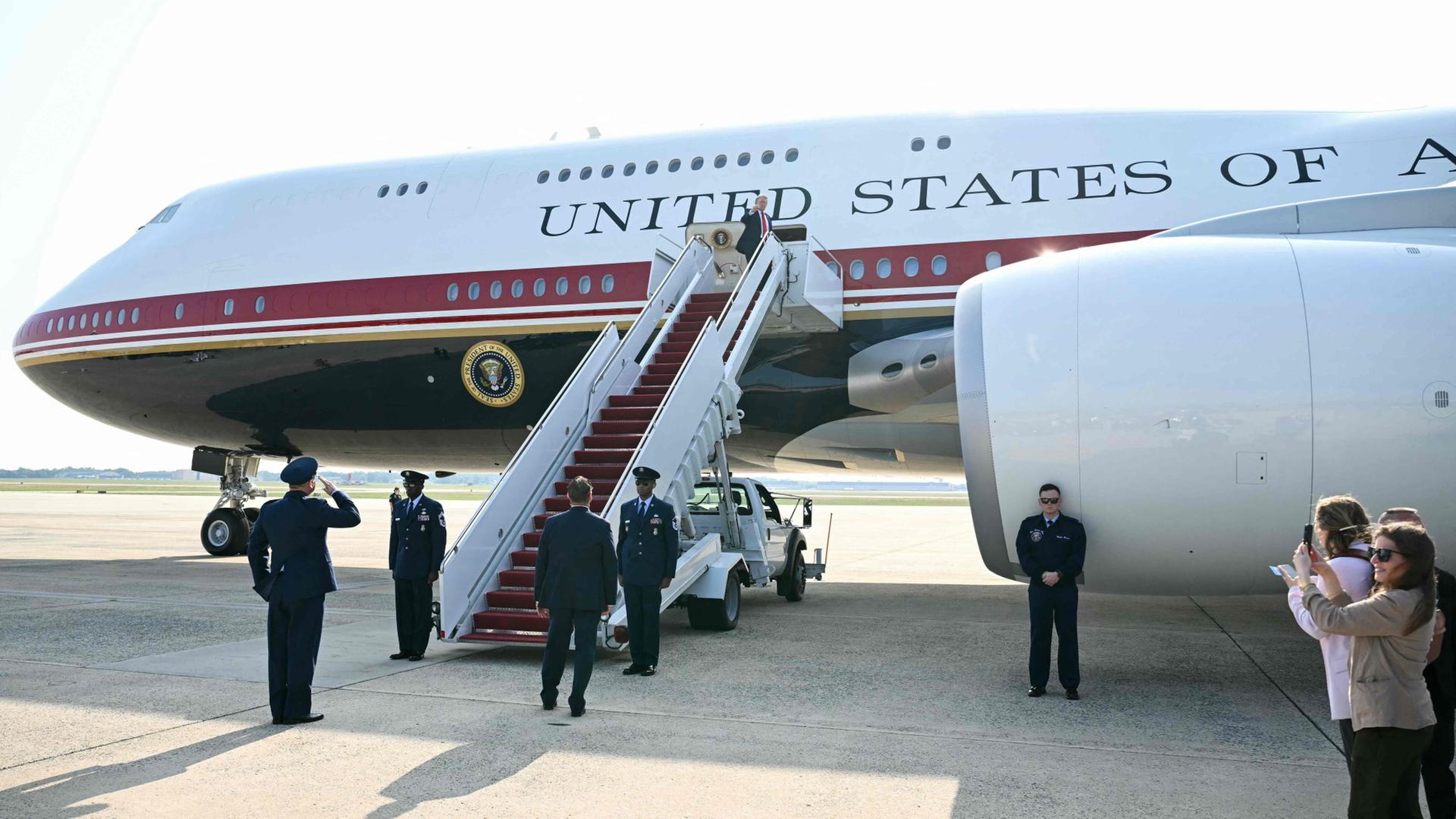 Donald Trump steigt auf der Joint Base Andrews in Maryland in die Air Force One ein. | AFP